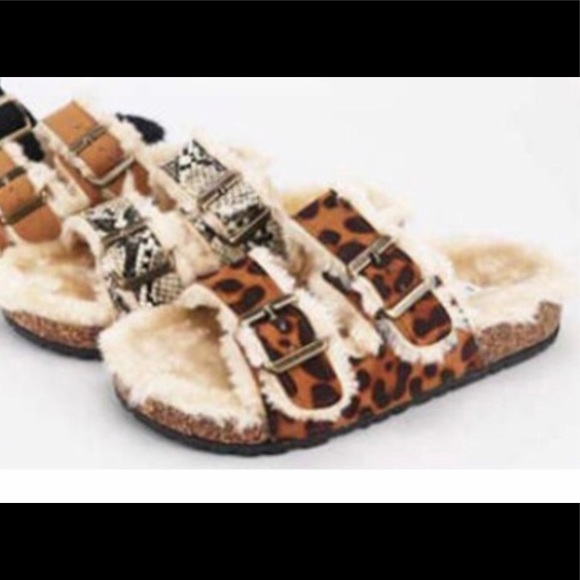 ⬇️ Leopard Print Fuzzy Sandals Size 7 - Picture 3 of 4